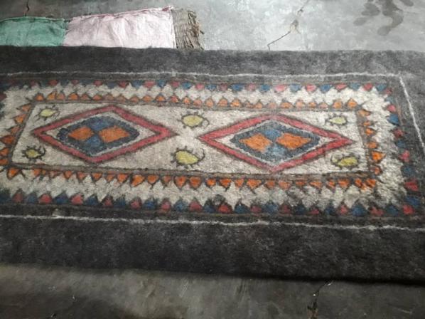 بررسی نکاتی درباره نمد فرش مستطیل سنتی