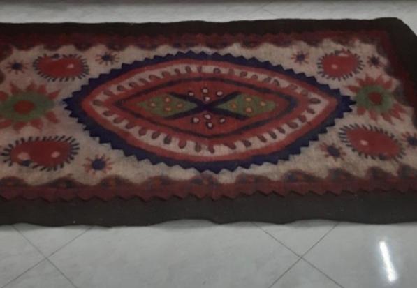 تولیدی بزرگ فرش نمدی ضخیم شیری رنگ