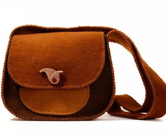 آشنایی با جدیدترین مدل های کیف نمدی شانه ای