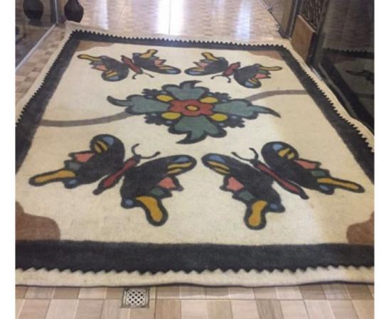 فرش نمدی سنتی استاندارد چه مشخصاتی دارد؟