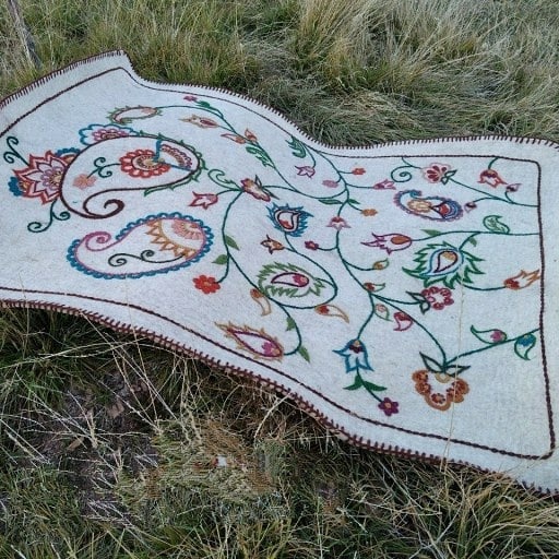 نمد گلدوزی شده با نخ پشمی